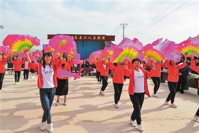 大同：村民扭起秧歌欢庆丰收成果